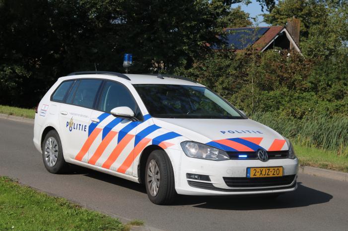 Motor en auto botsen op elkaar