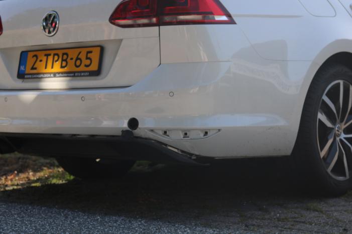 Motor en auto botsen op elkaar