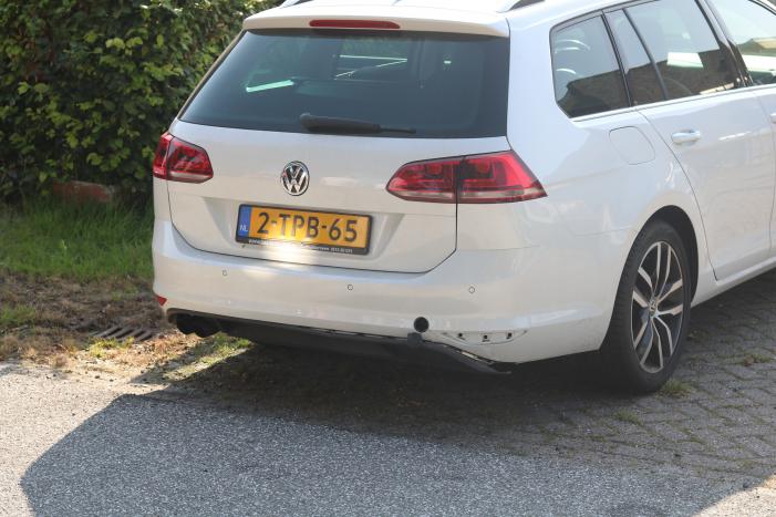 Motor en auto botsen op elkaar