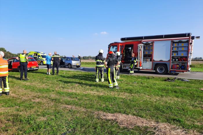 Twee auto's botsen frontaal op elkaar