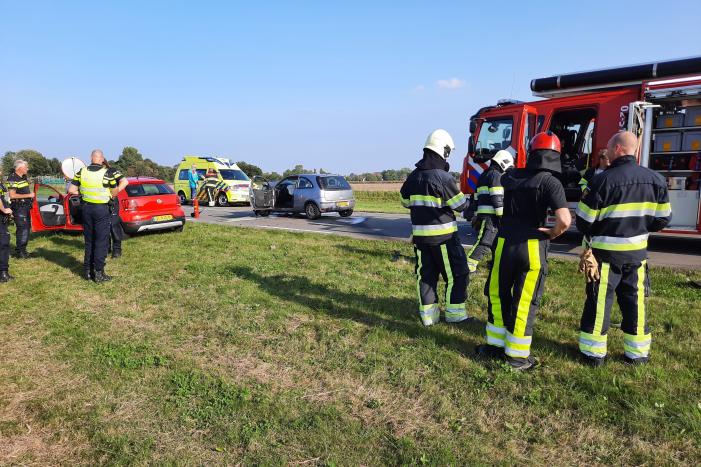 Twee auto's botsen frontaal op elkaar