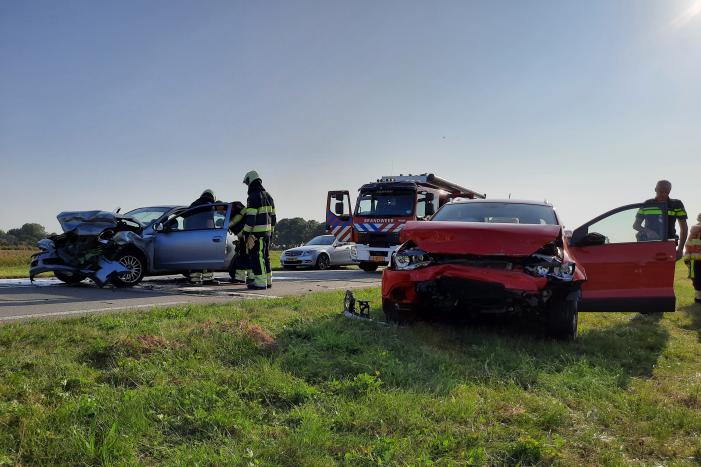 Twee auto's botsen frontaal op elkaar
