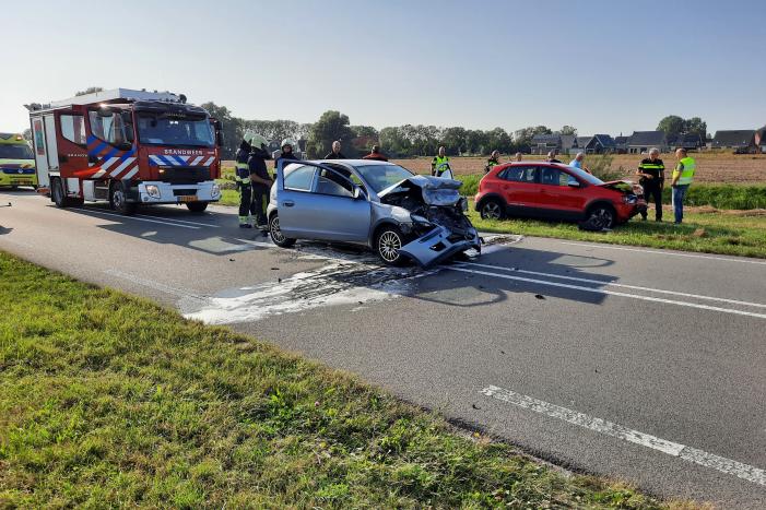 Twee auto's botsen frontaal op elkaar