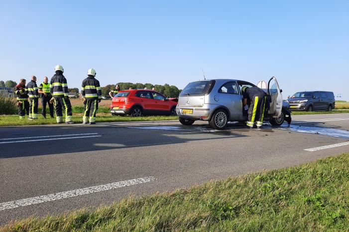 Twee auto's botsen frontaal op elkaar