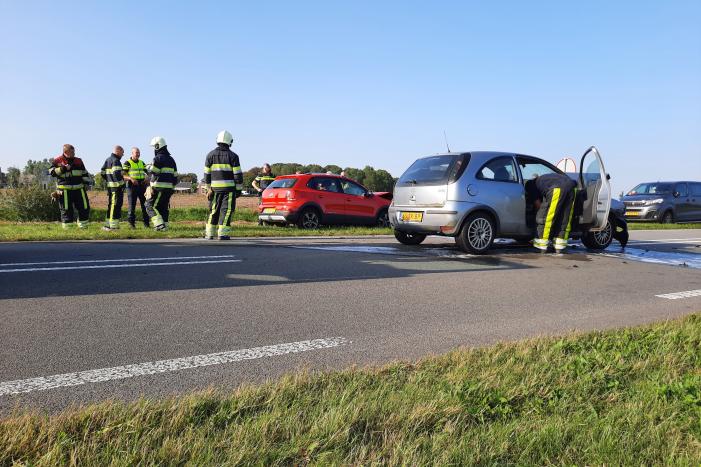 Twee auto's botsen frontaal op elkaar
