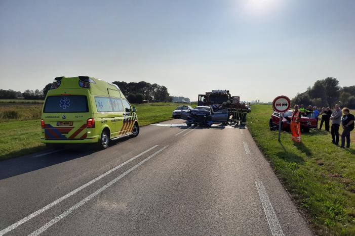 Twee auto's botsen frontaal op elkaar
