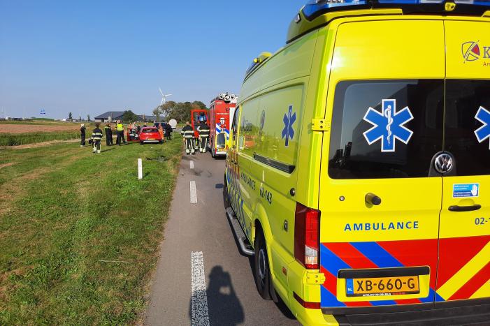 Twee auto's botsen frontaal op elkaar