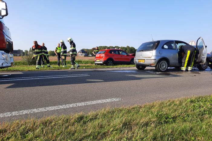 Twee auto's botsen frontaal op elkaar