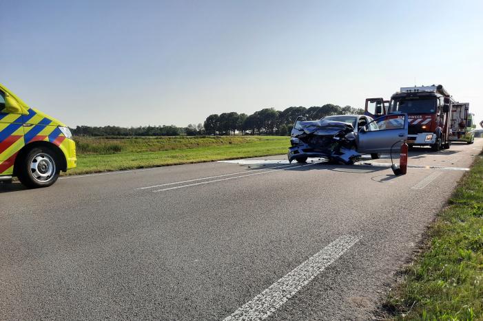 Twee auto's botsen frontaal op elkaar