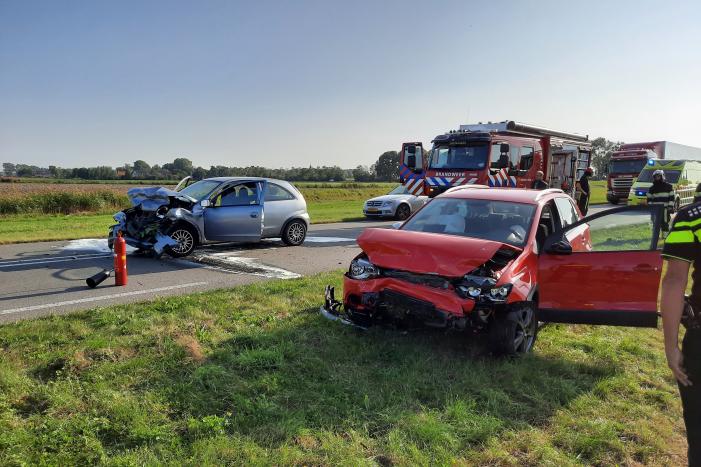 Twee auto's botsen frontaal op elkaar