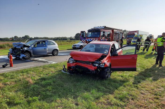 Twee auto's botsen frontaal op elkaar