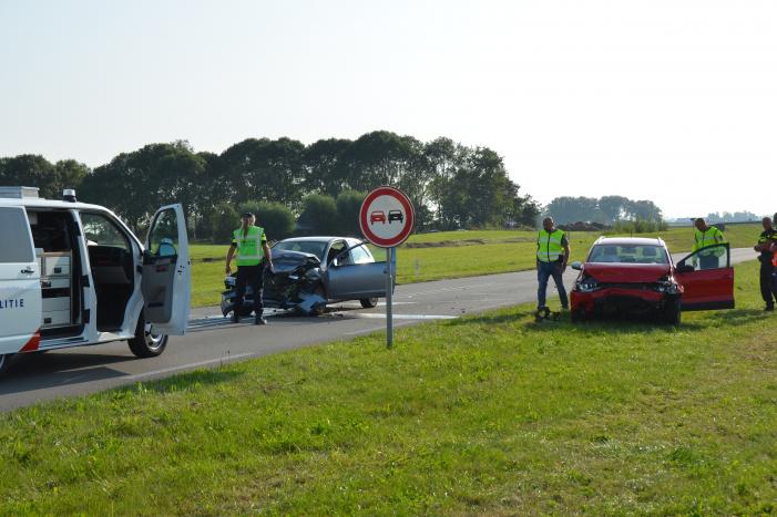 Twee auto's botsen frontaal op elkaar