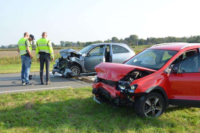 Twee auto's botsen frontaal op elkaar