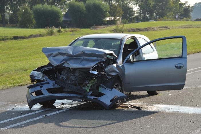 Twee auto's botsen frontaal op elkaar