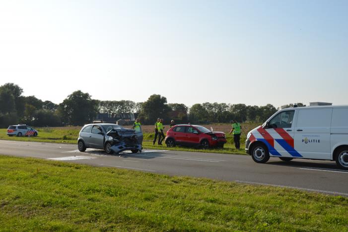Twee auto's botsen frontaal op elkaar