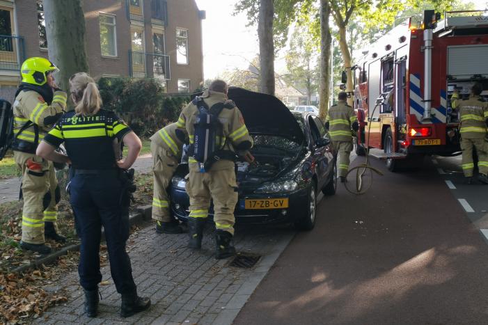 Automobiliste ziet tijdens het rijden rook uit auto komen, en zet auto aan de kant