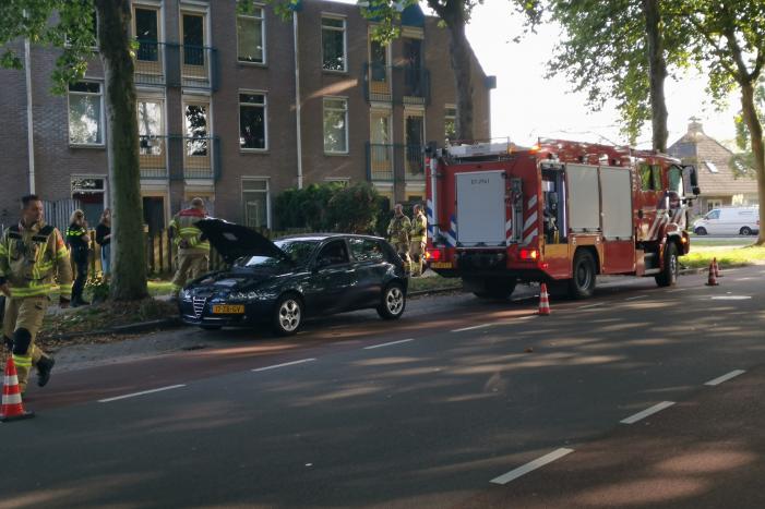 Automobiliste ziet tijdens het rijden rook uit auto komen, en zet auto aan de kant