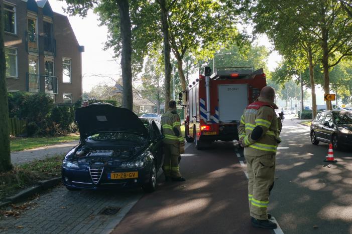 Automobiliste ziet tijdens het rijden rook uit auto komen, en zet auto aan de kant