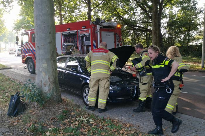 Automobiliste ziet tijdens het rijden rook uit auto komen, en zet auto aan de kant