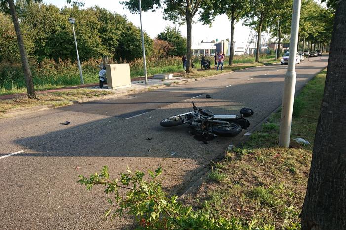Motorrijder zwaargewond na aanrijding met auto