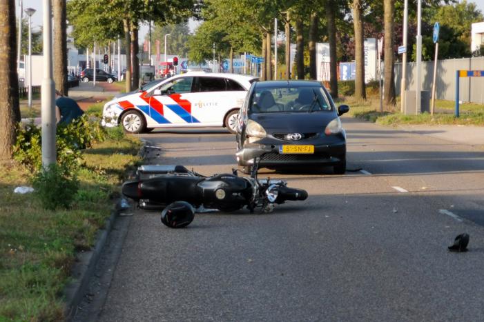 Motorrijder zwaargewond na aanrijding met auto