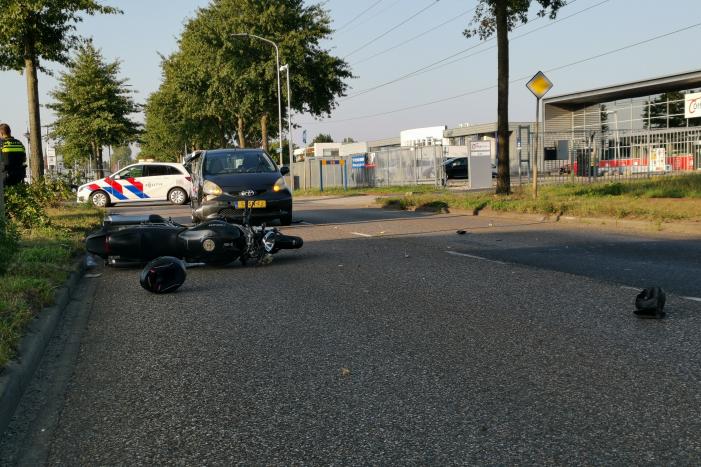 Motorrijder zwaargewond na aanrijding met auto