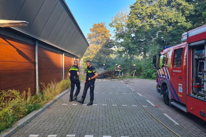Flinke rookontwikkeling door brand in berg hooi