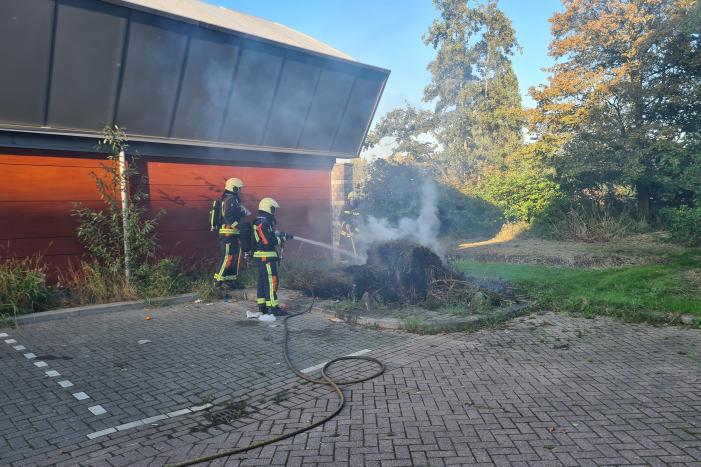 Flinke rookontwikkeling door brand in berg hooi