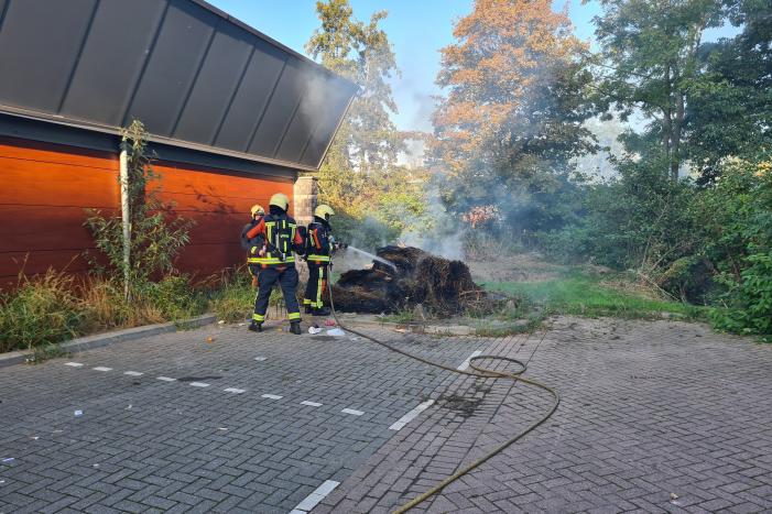 Flinke rookontwikkeling door brand in berg hooi