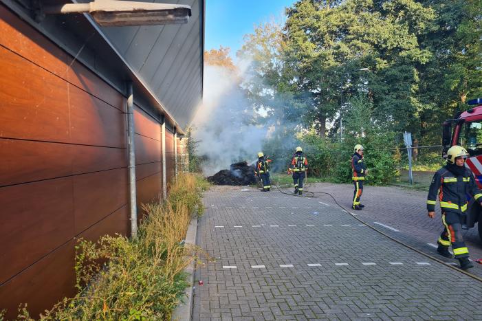 Flinke rookontwikkeling door brand in berg hooi