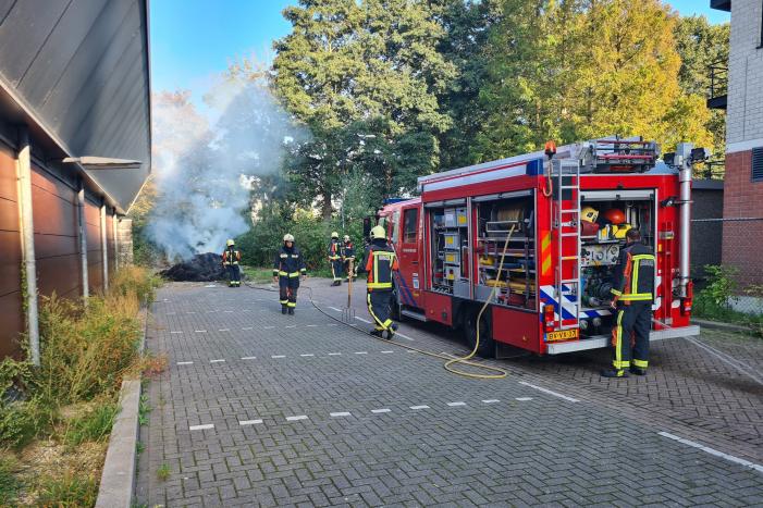 Flinke rookontwikkeling door brand in berg hooi