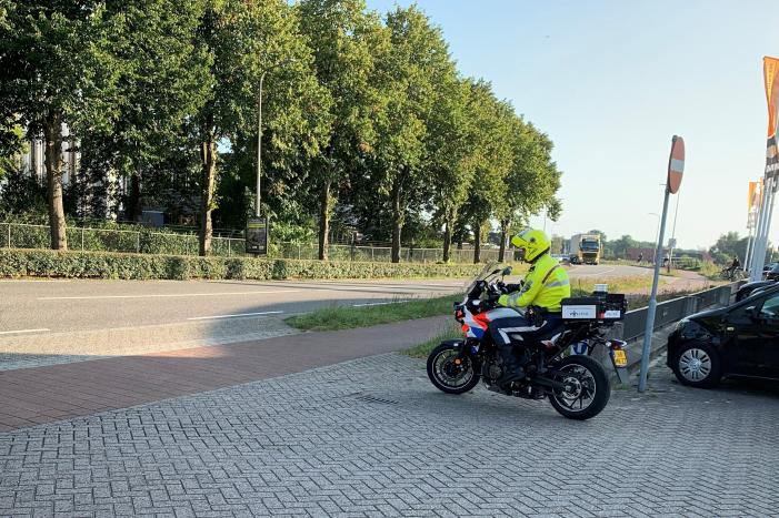 Motorrijder botst met motor op auto