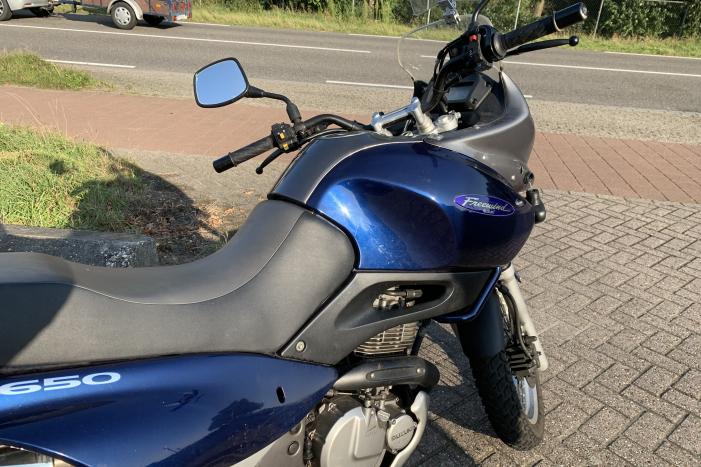 Motorrijder botst met motor op auto