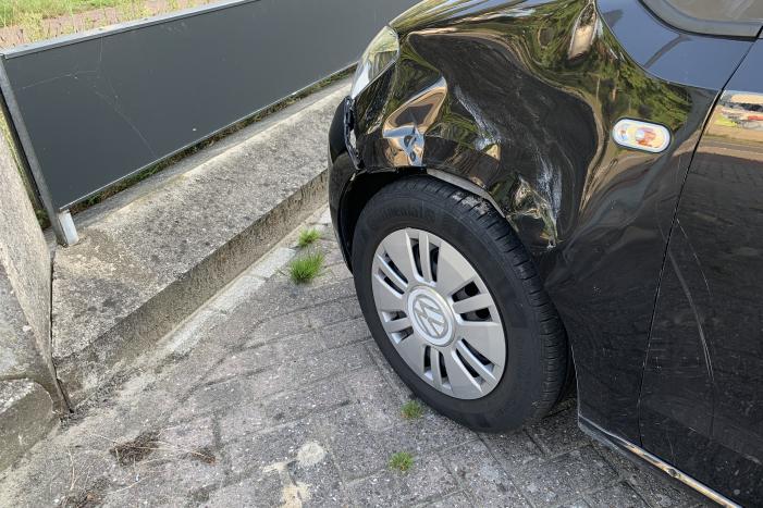 Motorrijder botst met motor op auto