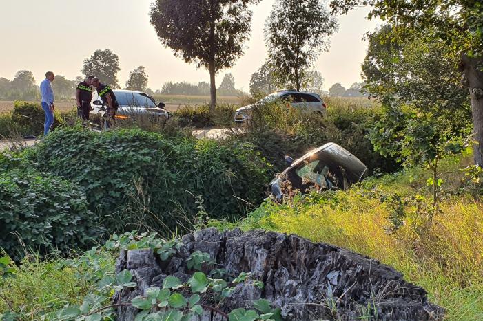 Auto belandt in sloot bij frontale aanrijding