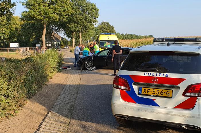 Auto belandt in sloot bij frontale aanrijding