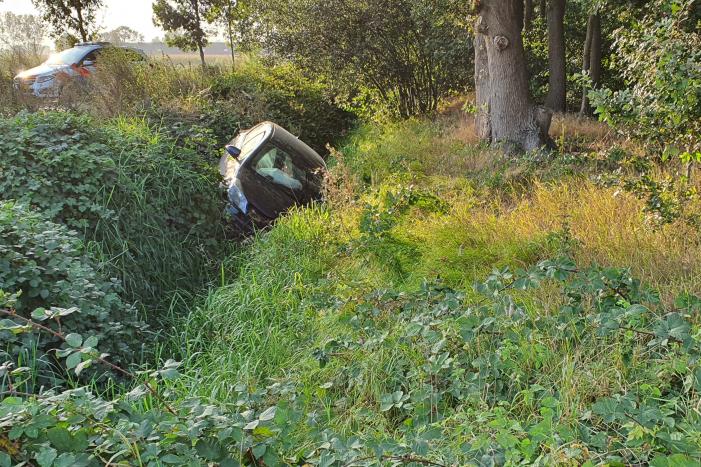 Auto belandt in sloot bij frontale aanrijding
