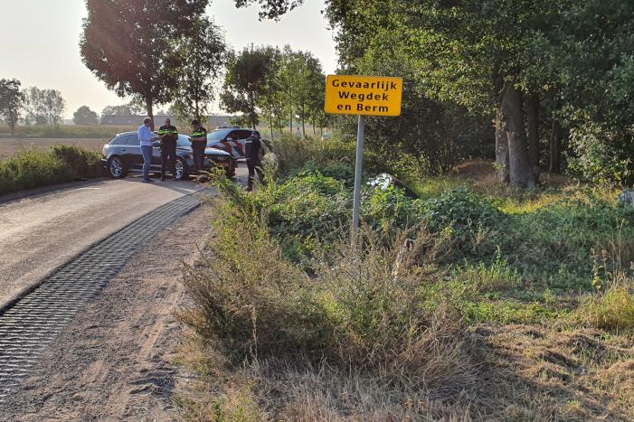Auto belandt in sloot bij frontale aanrijding