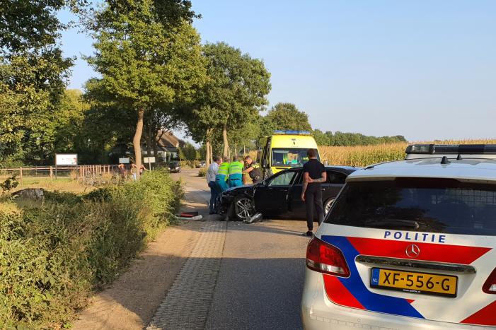 Auto belandt in sloot bij frontale aanrijding