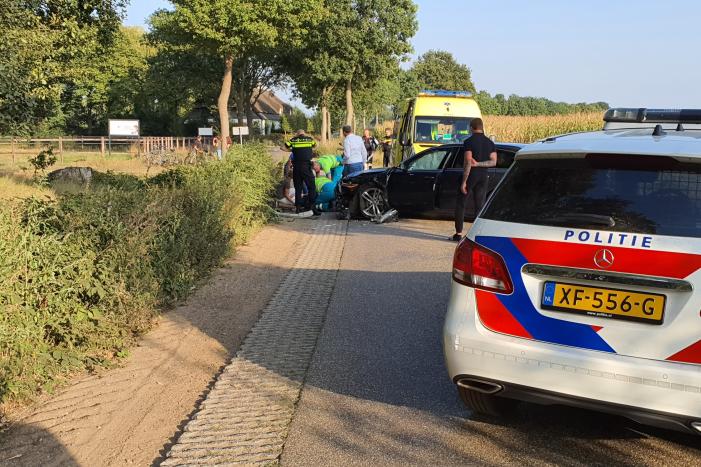Auto belandt in sloot bij frontale aanrijding