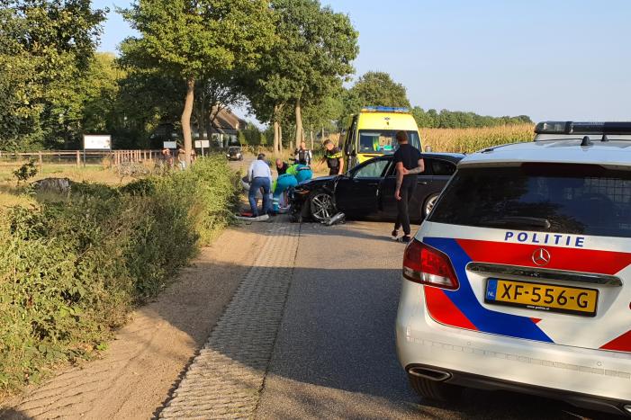 Auto belandt in sloot bij frontale aanrijding