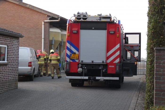 Brandende hoop hooi zorgt voor veel rookontwikkeling