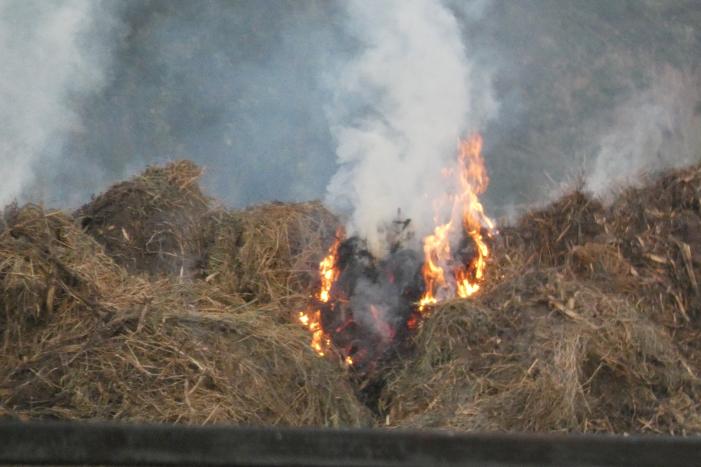 Brandende hoop hooi zorgt voor veel rookontwikkeling