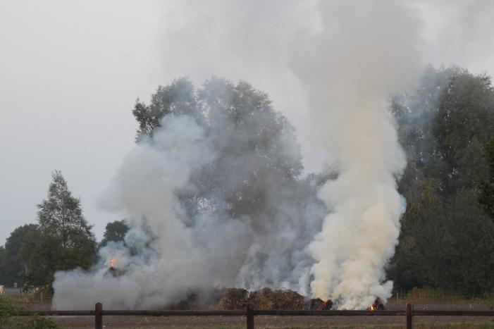 Brandende hoop hooi zorgt voor veel rookontwikkeling