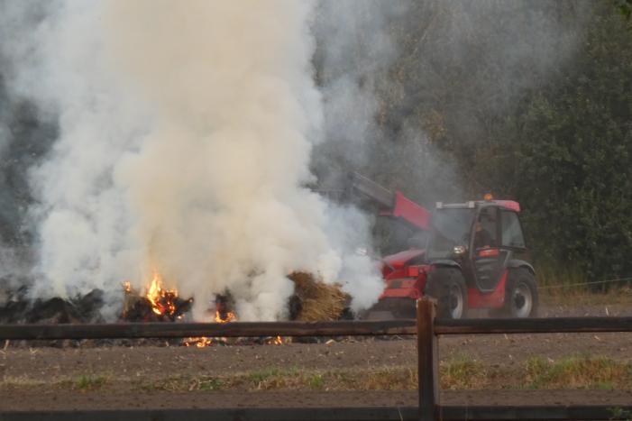 Brandende hoop hooi zorgt voor veel rookontwikkeling