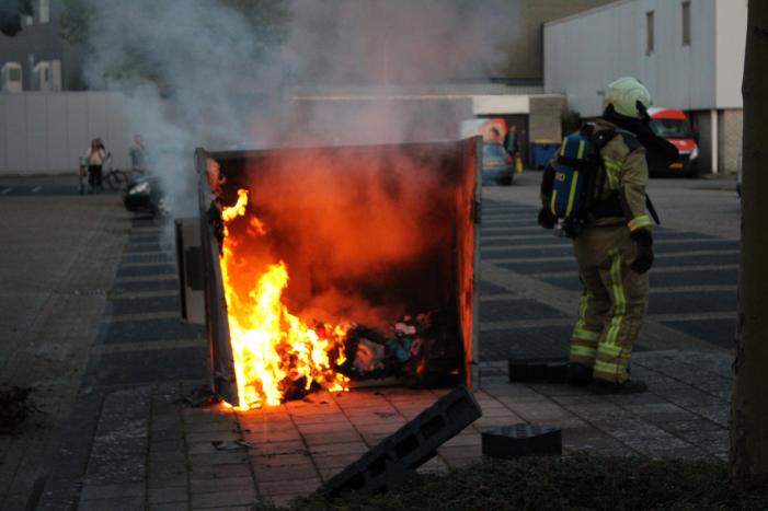 Brandweer blust brandende container