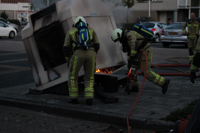 Brandweer blust brandende container