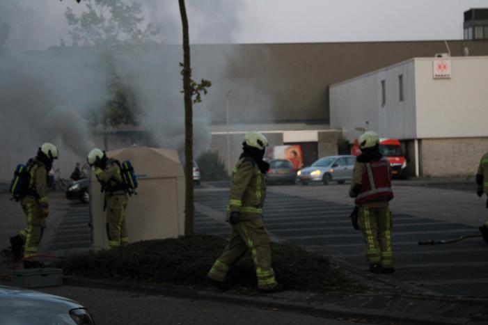 Brandweer blust brandende container