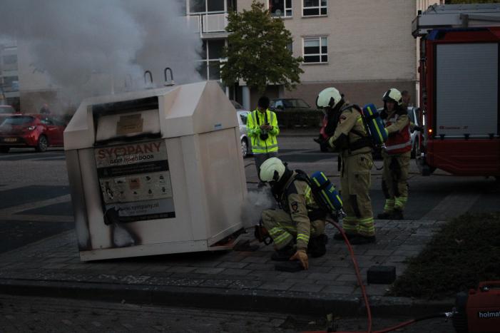 Brandweer blust brandende container