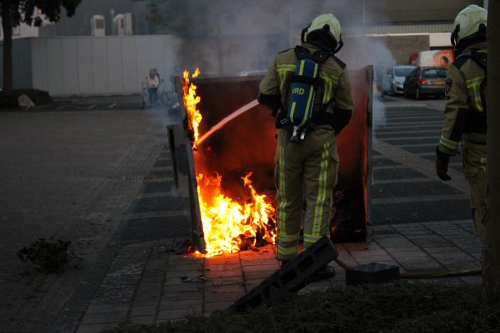 Brandweer blust brandende container